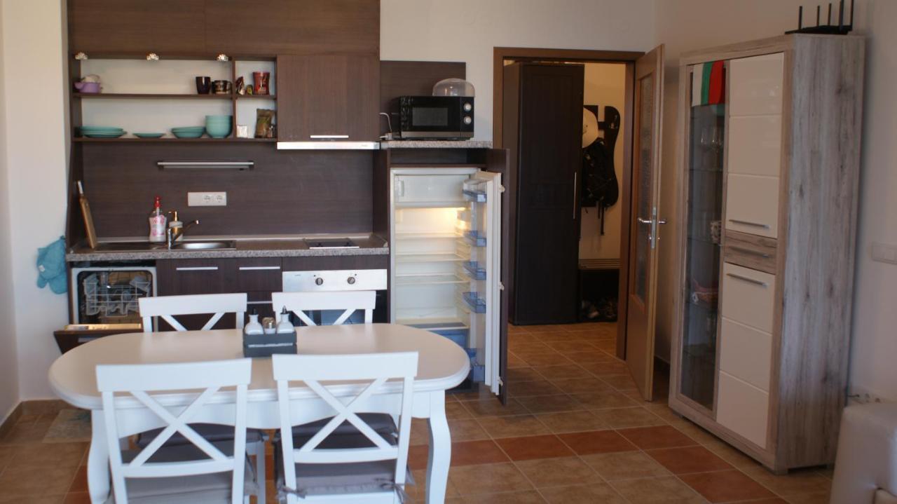 Cozy Apartment With Sea View And Free Parking Pomorie Exterior foto